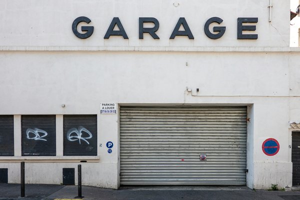 Quelle est la meilleure méthode pour installer une porte de garage motorisée pour un atelier automobile?